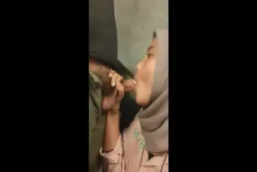 Bokep Jilbab Rajin Kasih Servis BJ Sebelum Tidur poster