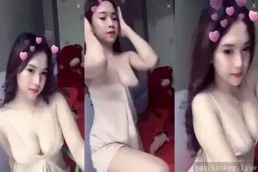 Cewek cantik toket gede seksi pamer tubuh hot di live poster