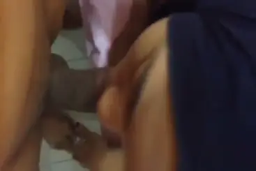 Cewek Jilbab Hitam Emut Batang Sambil Cubit Dada poster