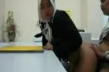 Ukhti Hijab Cantik Pasrah Posisi Doggy Kasur poster