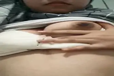 Ukhti Ilyani Hijab Cantik Bersantai Kasur poster